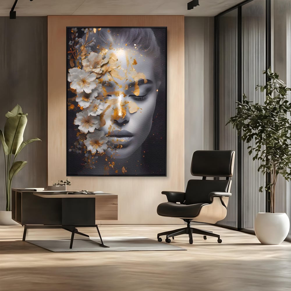 Tablou canvas cu portret de femeie cu flori si foita aurie, in rama de aluminiu negru, pe perete intr-un birou